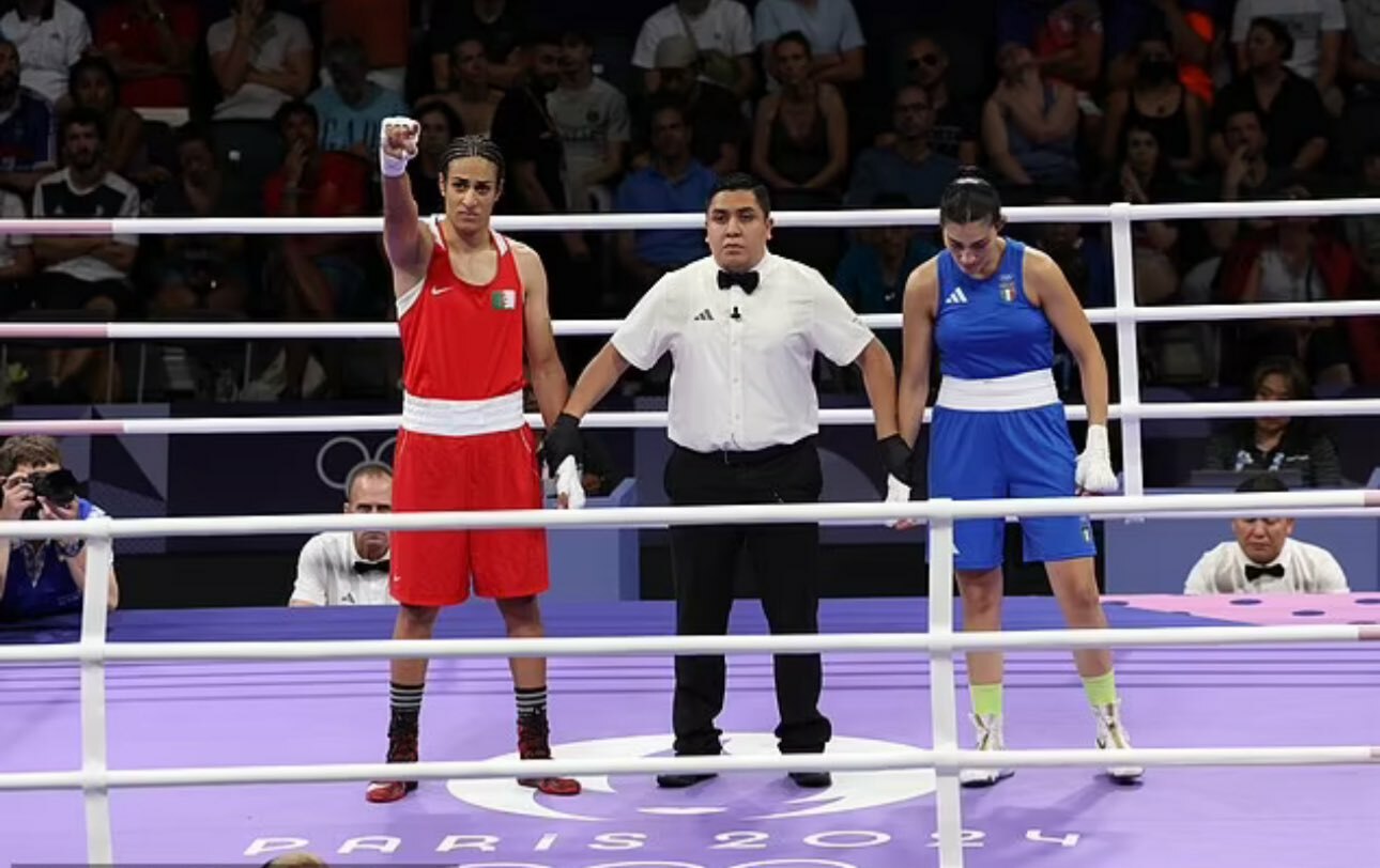 La primera rival de polémica boxeadora se retira al primer puñetazo