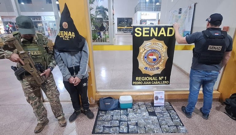 Detienen en la terminal de Pedro Juan Caballero a pasajero con droga destinada al narcomenudeo Detienen en la terminal de Pedro Juan Caballero a pasajero con droga destinada al narcomenudeo