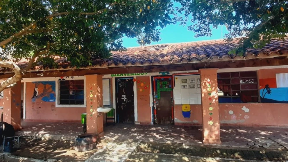 Colapsa parte del techo de una escuela en Paso Horqueta