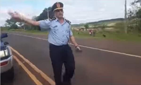 Sancionarán a comisario que agredió a un perro en despeje de ruta en Caaguazú