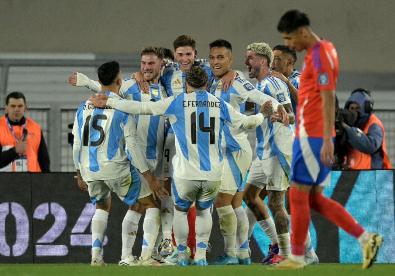 Argentina arrasa con Chile y sigue mandando en las Eliminatorias