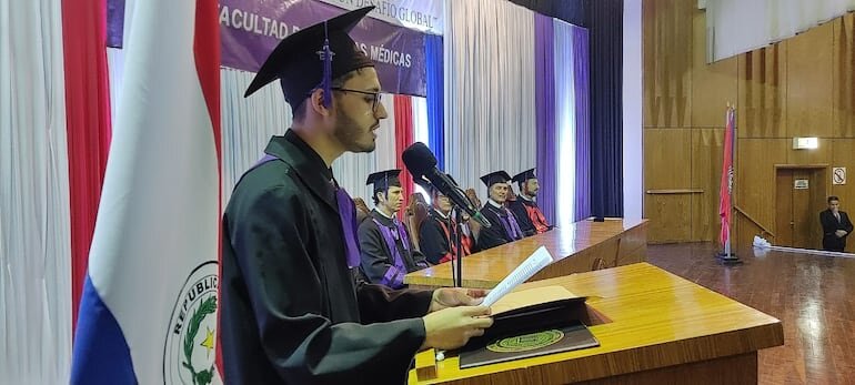 Mejor egresado de Medicina UNA dio un duro discurso sobre los desafíos de estudiantes del interior