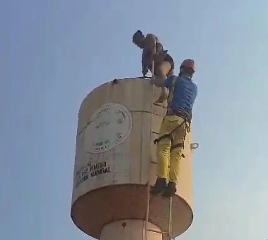 PJC: Usuaria subió a un tanque de agua para protestar PJC: Usuaria subió a un tanque de agua para protestar