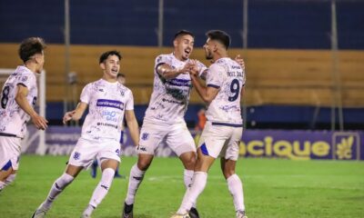 El 2 de Mayo aprovecha los regalos defensivos de Luqueño