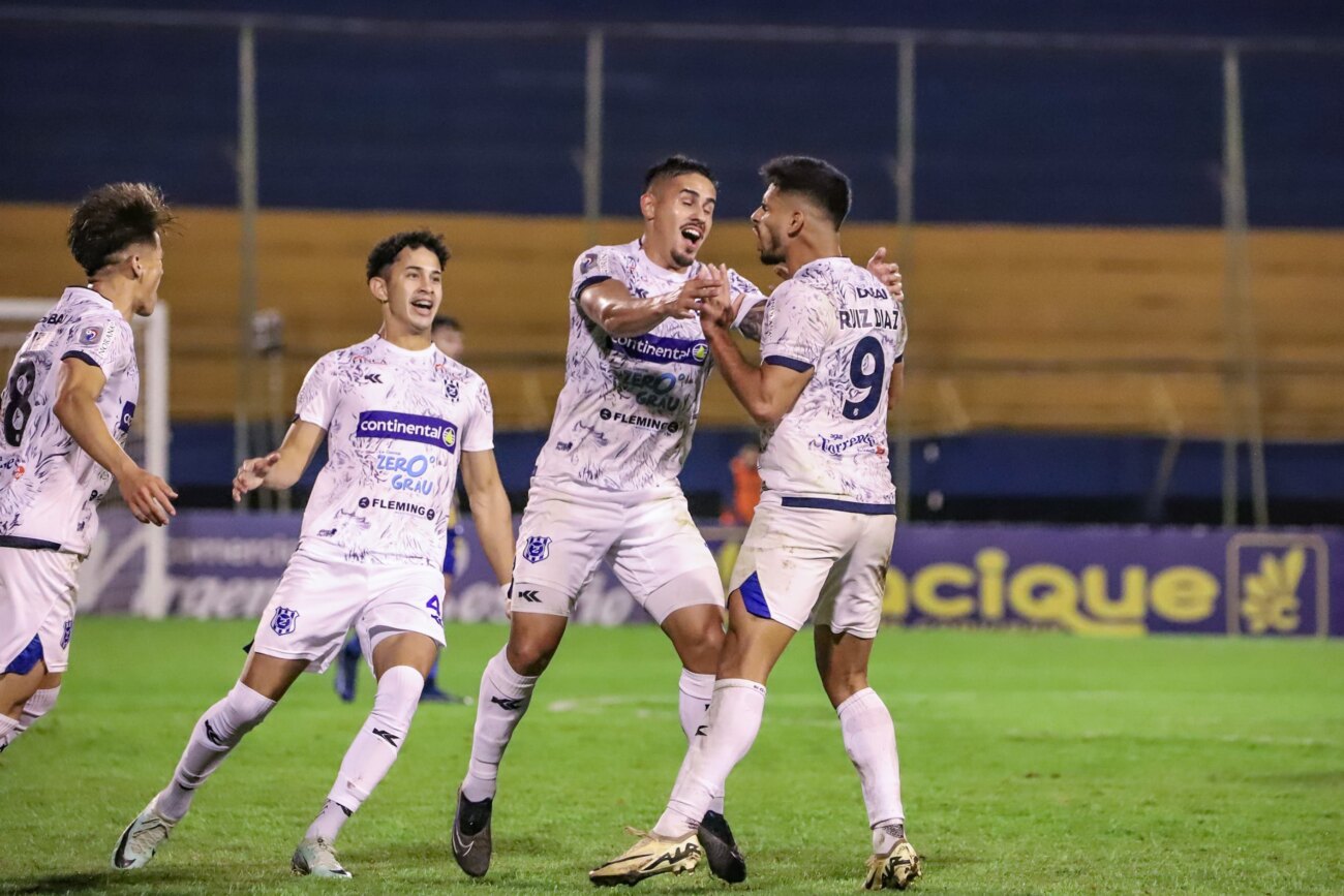 El 2 de Mayo aprovecha los regalos defensivos de Luqueño
