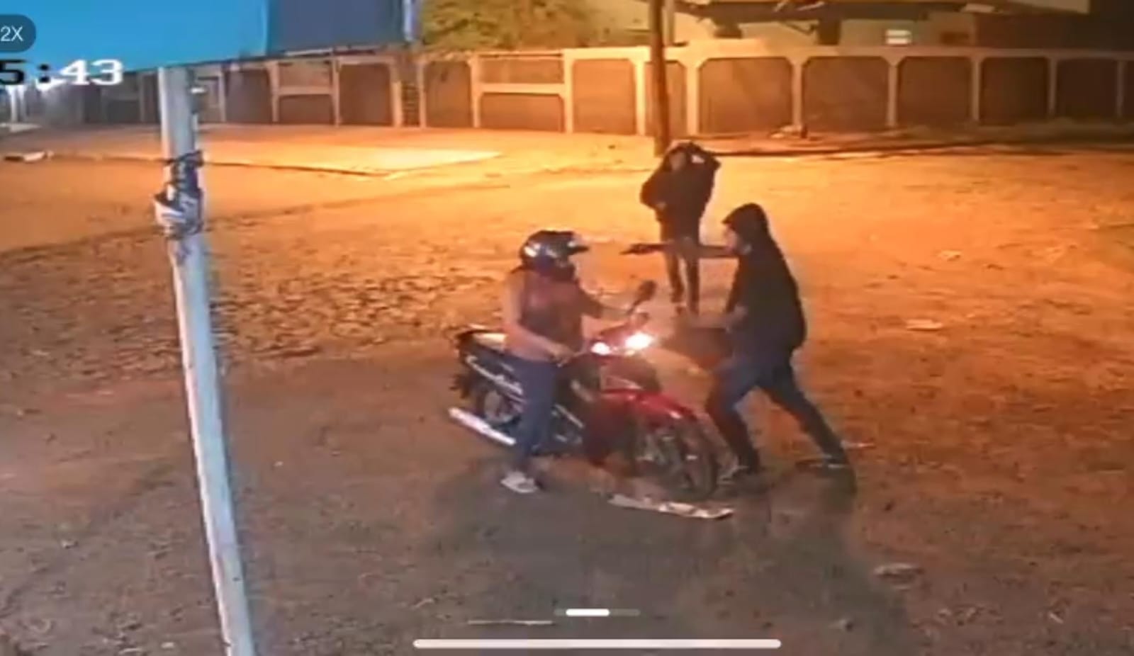 PJC: Asaltantes armados despojan a una mujer de su moto frente a un almacén PJC: Asaltantes armados despojan a una mujer de su moto frente a un almacén
