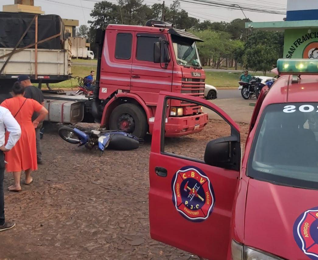 PJC: Joven motociclista choca por un camión que giraba PJC: Joven motociclista choca por un camión que giraba