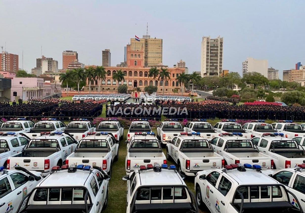 Gobierno entrega cientos de patrulleras, motocicletas y equipos a la Policía Nacional