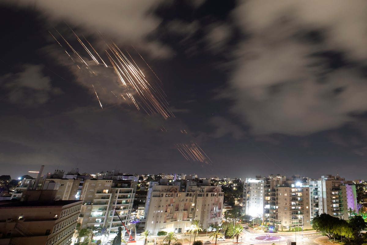 Irán realiza su ataque más grande contra Israel con misiles. Irán realiza su ataque más grande contra Israel con misiles.