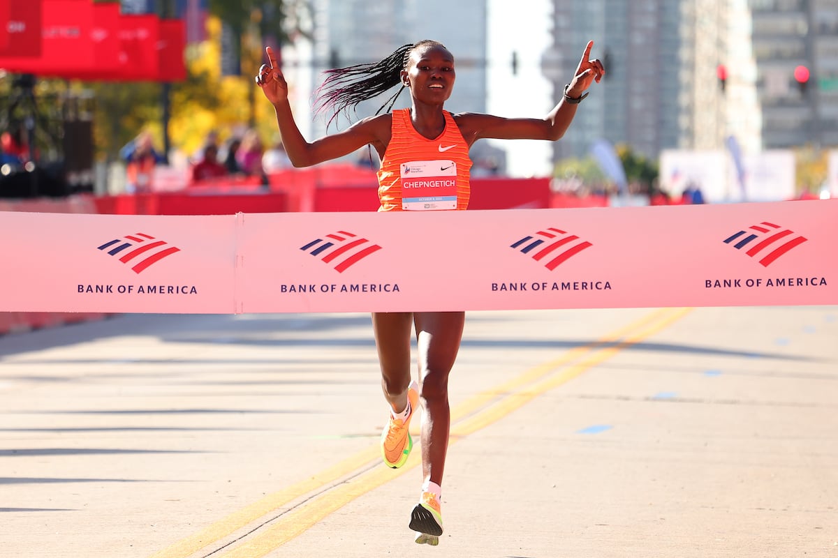 Ruth Chepngetich establece nuevo récord mundial de maratón en Chicago. Ruth Chepngetich establece nuevo récord mundial de maratón en Chicago.