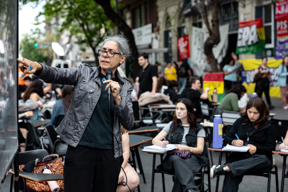 Universidades públicas alzan la voz contra Milei y su reforma. Universidades públicas alzan la voz contra Milei y su reforma.