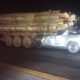 Padre e hijo mueren tras chocar contra camión transportador de rollos