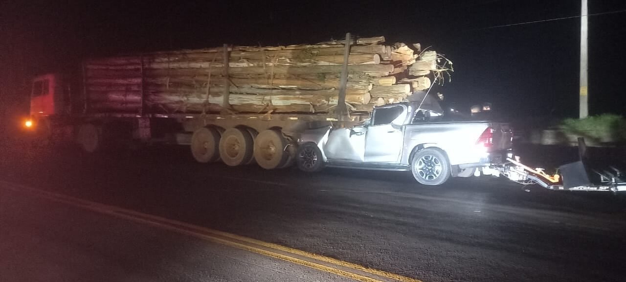Padre e hijo mueren tras chocar contra camión transportador de rollos