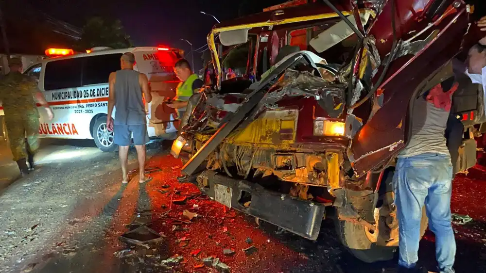 Triple choque entre dos camiones y un auto deja un fallecido en San Pedro