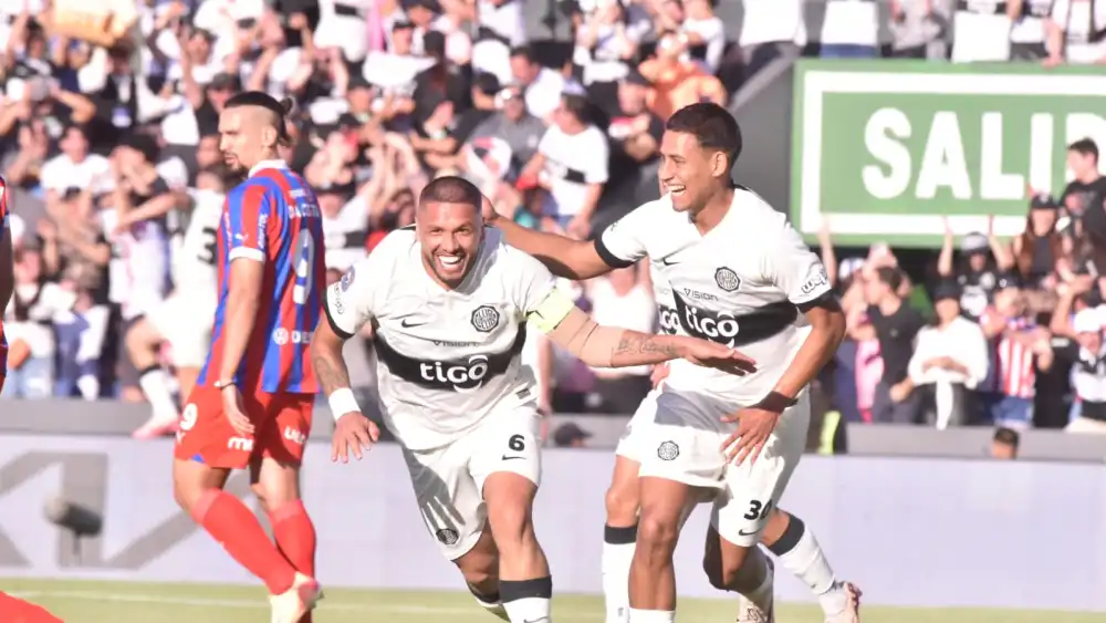 Olimpia se da un festín en el superclásico y camina firme al título