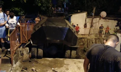 Video: Camión hidrante de la Policía Nacional cae sorpresivamente en una zanja de Asunción