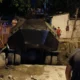 Video: Camión hidrante de la Policía Nacional cae sorpresivamente en una zanja de Asunción