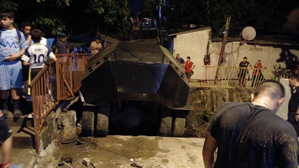 Video: Camión hidrante de la Policía Nacional cae sorpresivamente en una zanja de Asunción