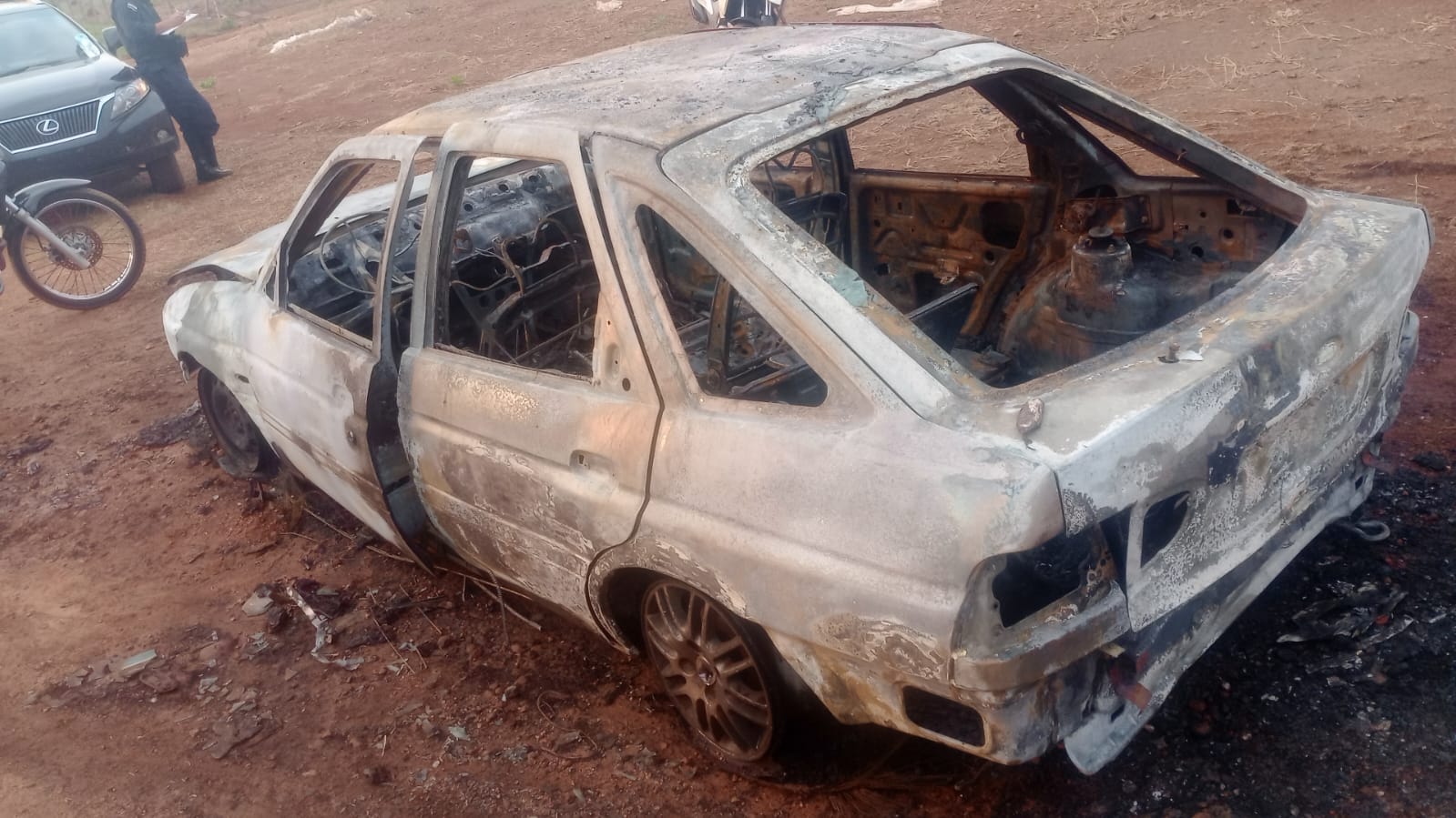 PJC: Hallan automóvil totalmente incinerado en el barrio Defensores del Chaco PJC: Hallan automóvil totalmente incinerado en el barrio Defensores del Chaco