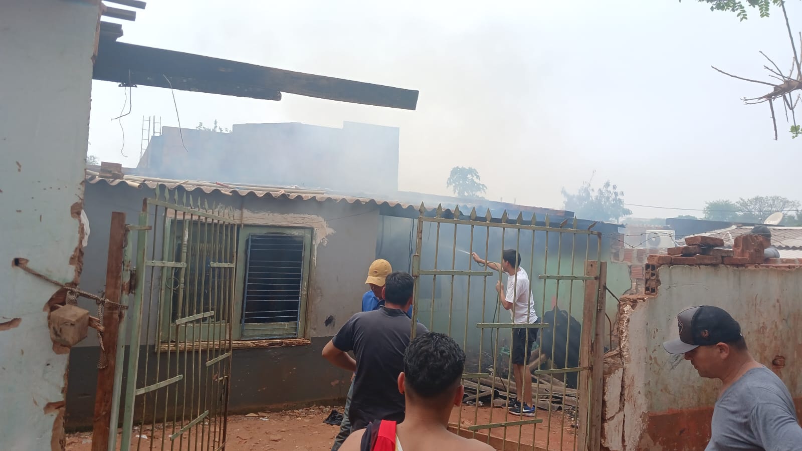 PJC: Vivienda ardió parcialmente en llamas tras explosión de un foco PJC: Vivienda ardió parcialmente en llamas tras explosión de un foco