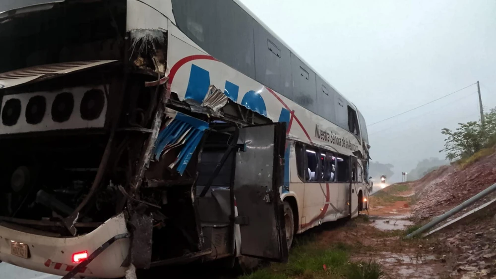 Bus de larga distancia se accidenta en Caacupé y deja varios heridos Bus de larga distancia se accidenta en Caacupé y deja varios heridos