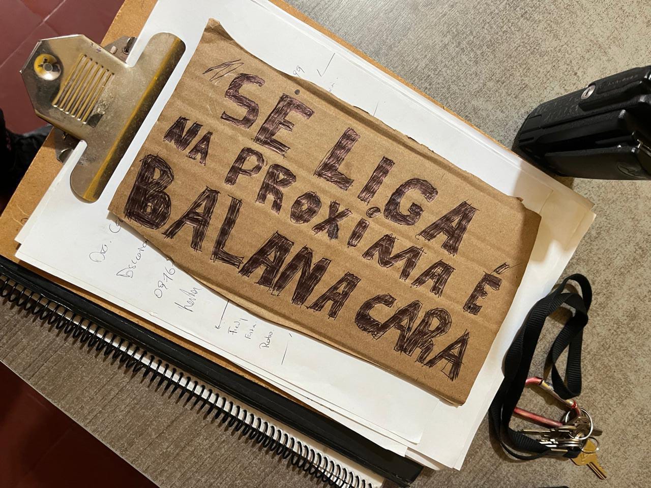 PJC: Motociclista arroja una pancarta de amenaza y un artefacto explosivo a una vivienda PJC: Motociclista arroja una pancarta de amenaza y un artefacto explosivo a una vivienda