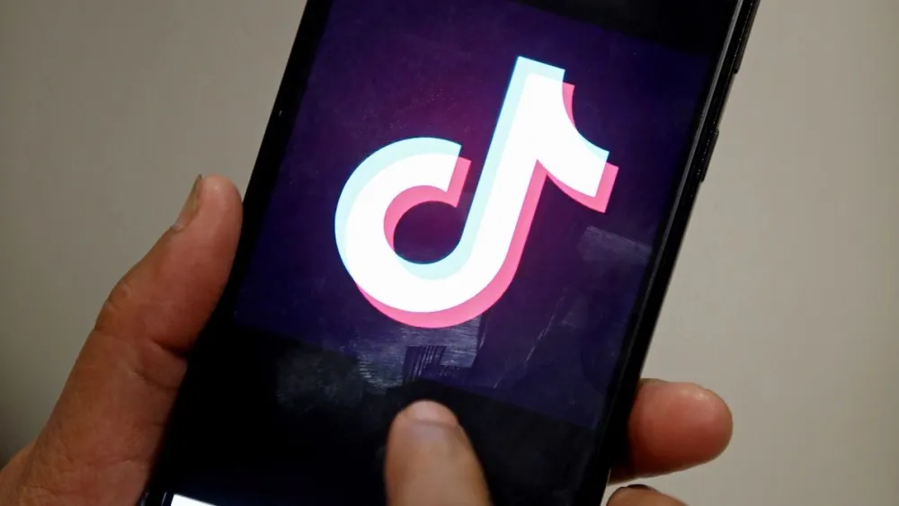 Peligrosa moda entre niñas: Eligen una víctima para molerla a golpes y subir video a TikTok