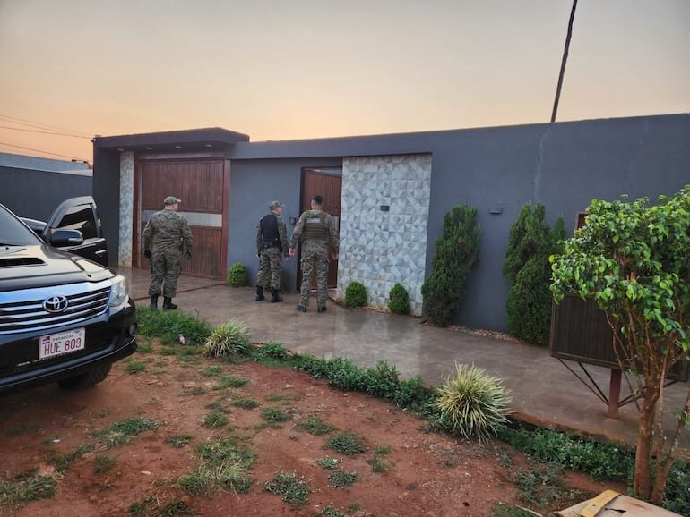 Incautan armas de fuego y otras evidencias en dos allanamientos en Pedro Juan Caballero Incautan armas de fuego y otras evidencias en dos allanamientos en Pedro Juan Caballero
