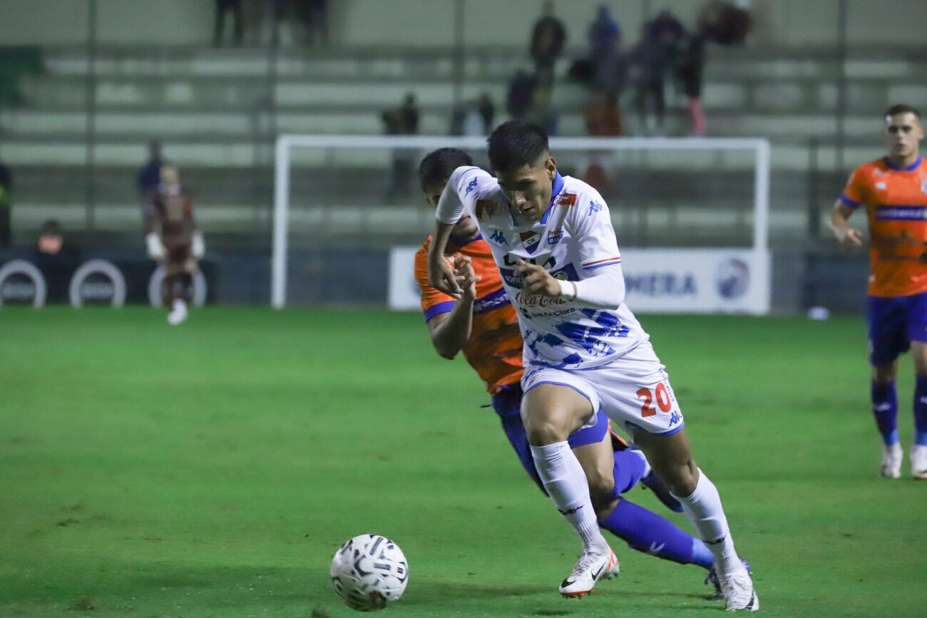 Nacional y 2 de Mayo se miden con Olimpia bien atento en las gradas