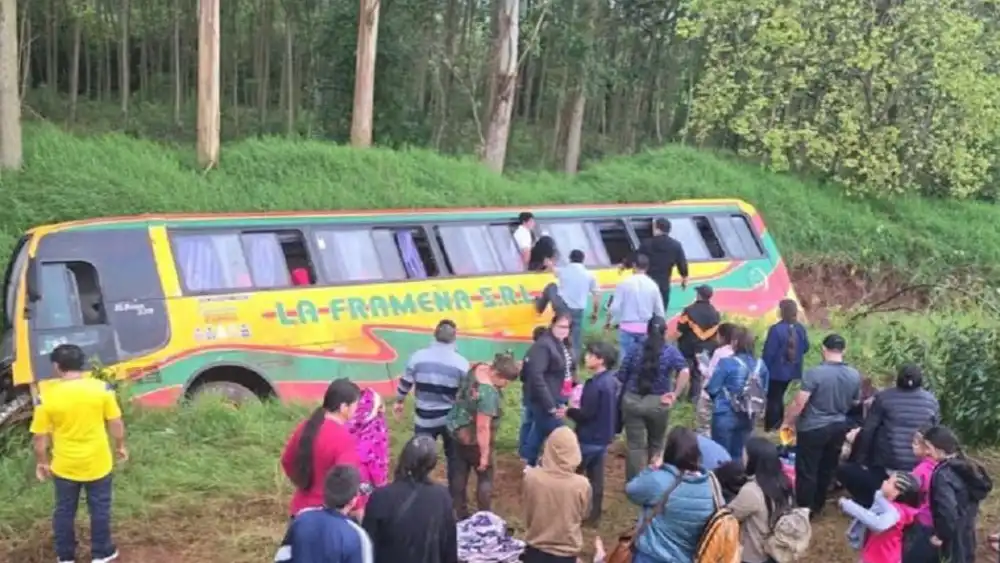 Bus con alumnos de sexto grado se despista y algunos terminan con lesiones en Alto Paraná