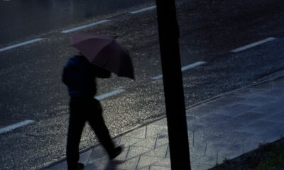 ¿Es más efectivo caminar o correr bajo la lluvia?