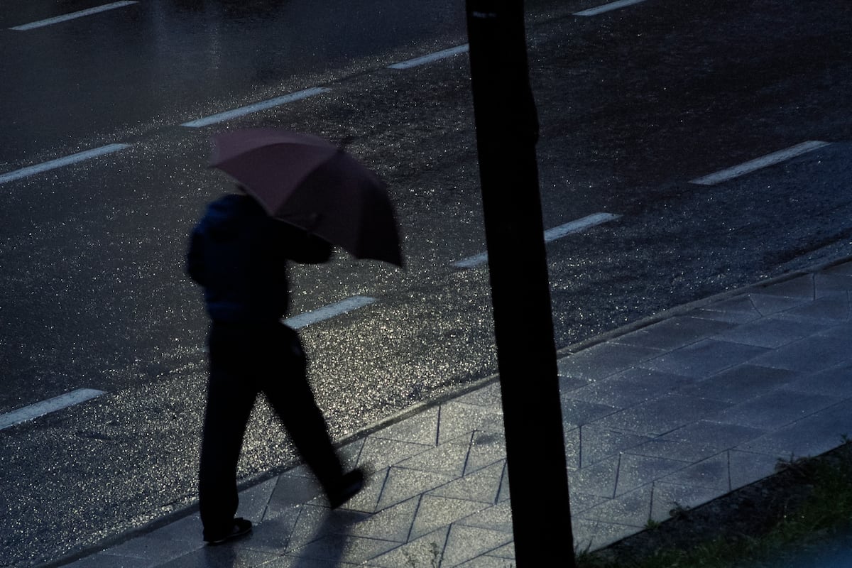 ¿Es más efectivo caminar o correr bajo la lluvia? ¿Es más efectivo caminar o correr bajo la lluvia?