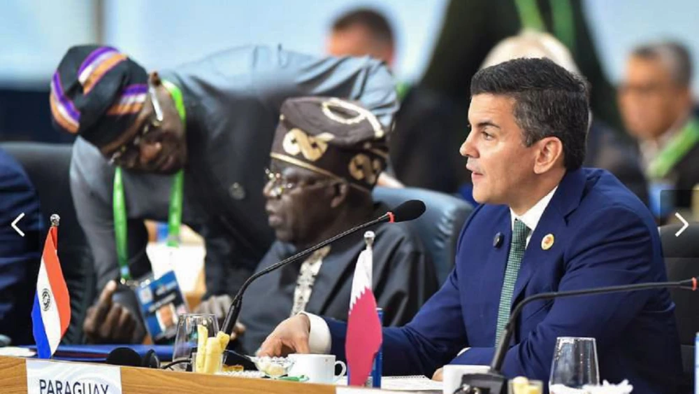 Santiago Peña abandona en ambulancia cumbre del G20 en Brasil por dolor en el pecho