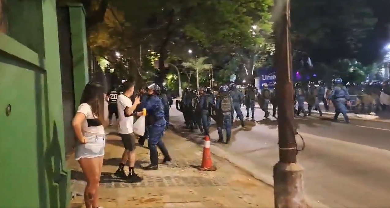 Identifican a policía que agredió a hincha de Olimpia y atribuyen a “problemas personales”