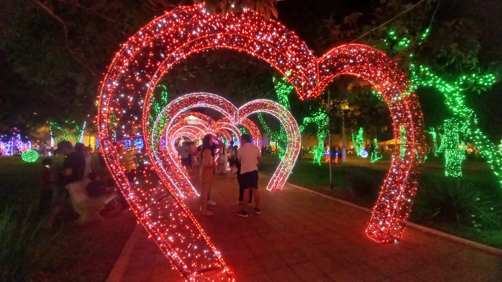 Video: Pedro Juan Caballero habilita colorido paseo peatonal navideño Video: Pedro Juan Caballero habilita colorido paseo peatonal navideño
