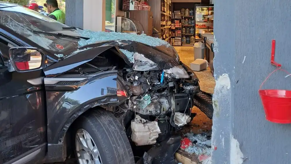 Estudiante de medicina brasileño choca contra fachada de supermercado y se niega al alcotest