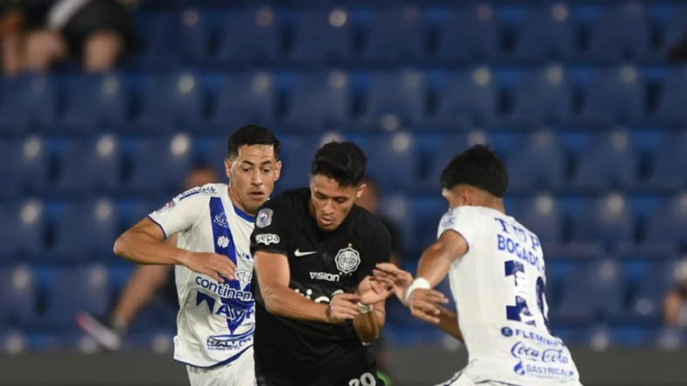 Ameliano derriba a Olimpia y enciende la pelea por el título