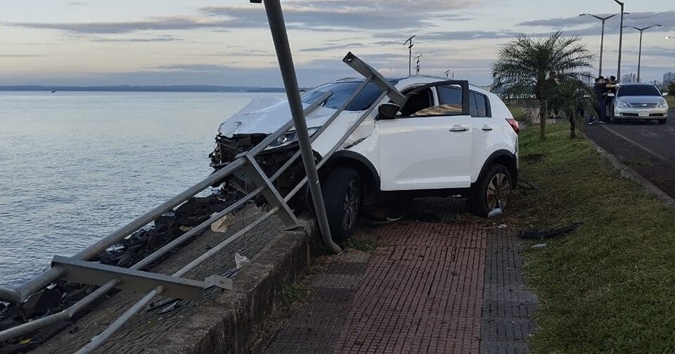 Se quedó dormida al volante y casi cae con su camioneta al río Paraná