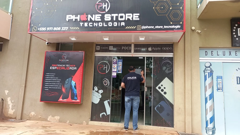 Delincuentes roban local de venta de celulares en Pedro Juan Caballero Delincuentes roban local de venta de celulares en Pedro Juan Caballero