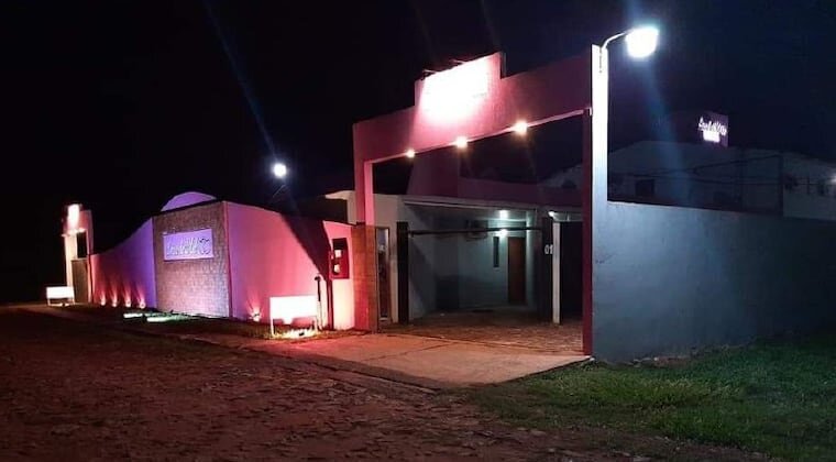 Entró solo al motel, consumió de todo y fue detenido tras negarse a pagar