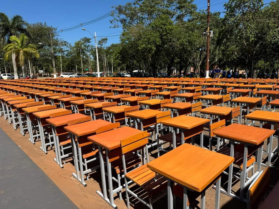 Gobernación entrega más de mil sillas con mesas para instituciones educativas del Amambay Gobernación entrega más de mil sillas con mesas para instituciones educativas del Amambay