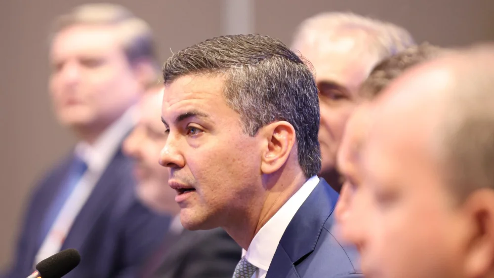 Santiago Peña resalta a Paraguay como un “país serio” para inversiones extranjeras