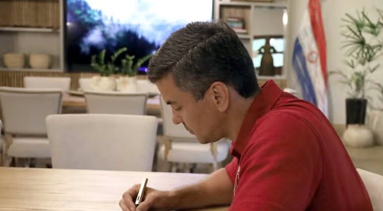 Peña promulga la ley de control a ONG