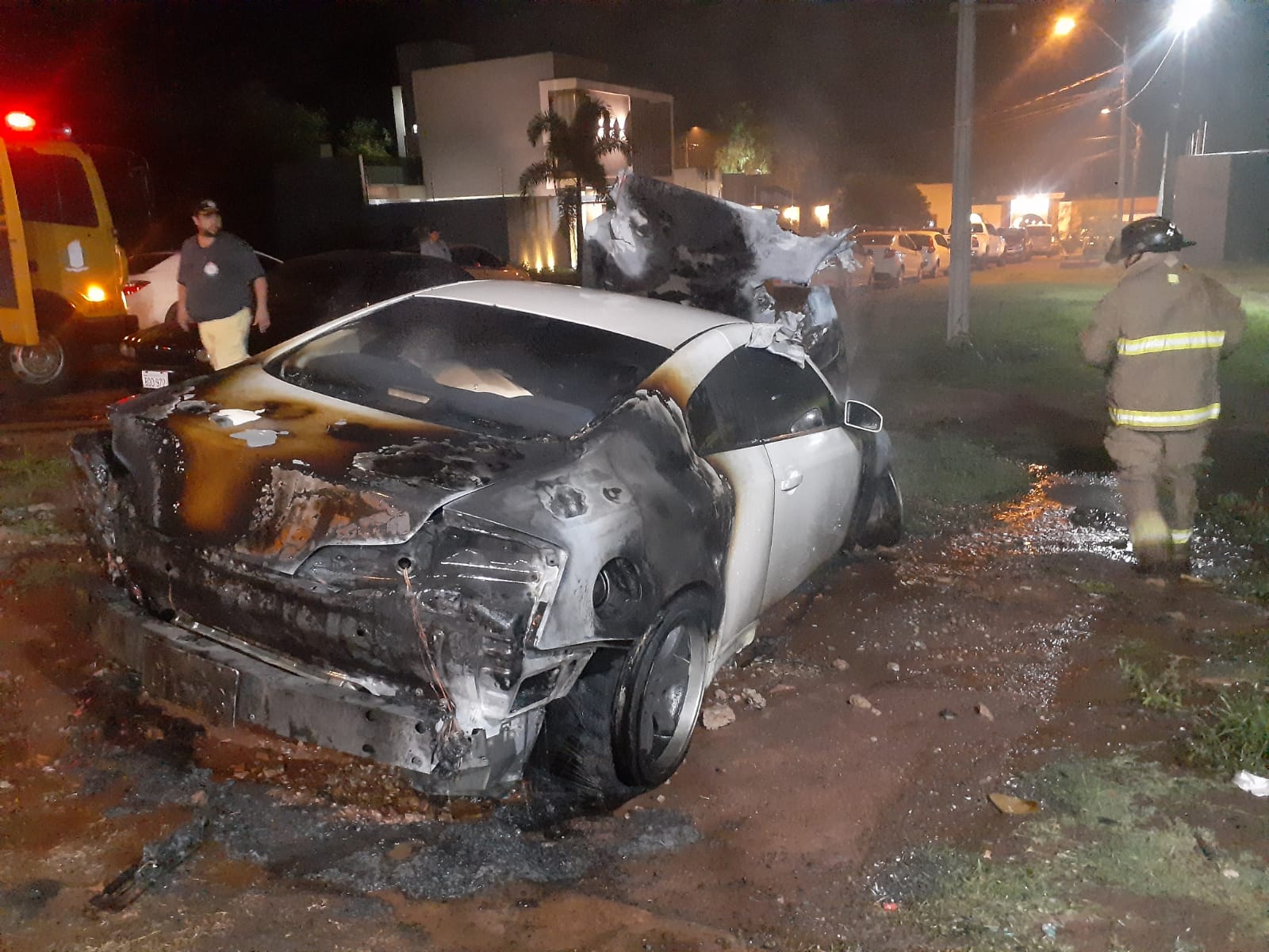 PJC: Automóvil se incendió en un taller presuntamente de manera intencional PJC: Automóvil se incendió en un taller presuntamente de manera intencional