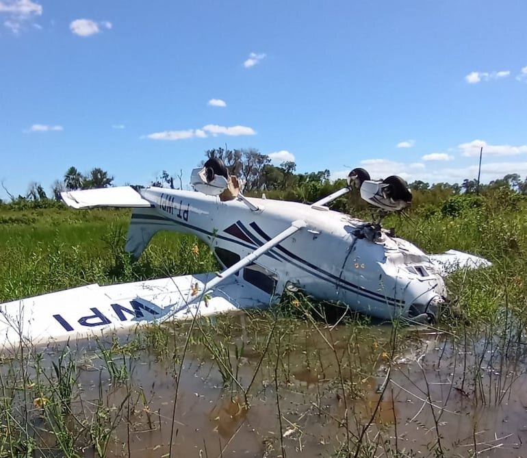 Avión monomotor con tres ocupantes cae en Brasil, cerca de la frontera con Paraguay Avión monomotor con tres ocupantes cae en Brasil, cerca de la frontera con Paraguay
