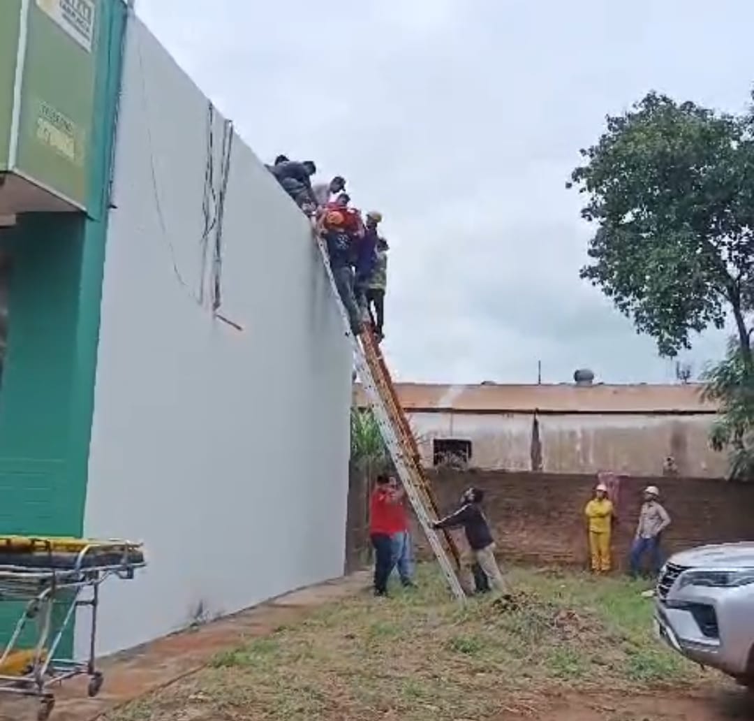 PJC: Joven sufre descarga eléctrica mientras realizaba trabajos en la fachada de una farmacia PJC: Joven sufre descarga eléctrica mientras realizaba trabajos en la fachada de una farmacia
