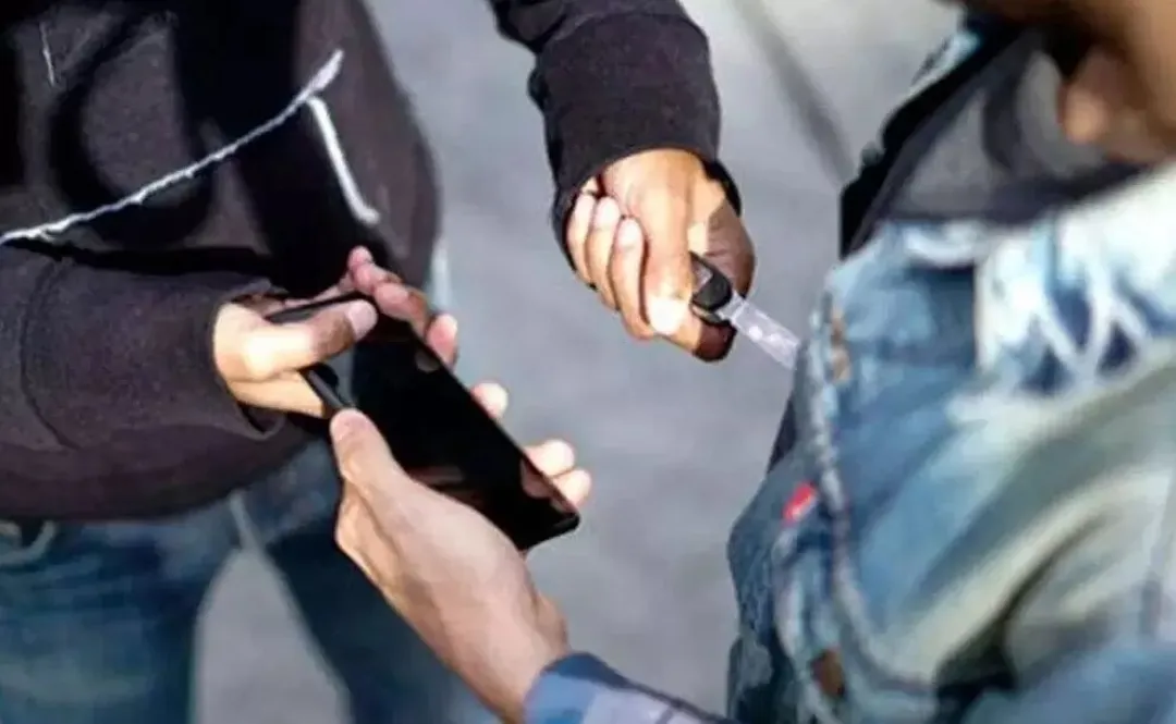 Motochorro a punta de arma blanca despoja de dos celulares a una mujer en PJC Motochorro a punta de arma blanca despoja de dos celulares a una mujer en PJC