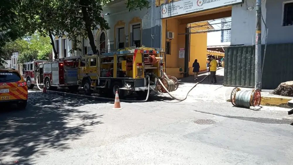 Incendio de mediana magnitud destruye parte del local de la SEN en Asunción