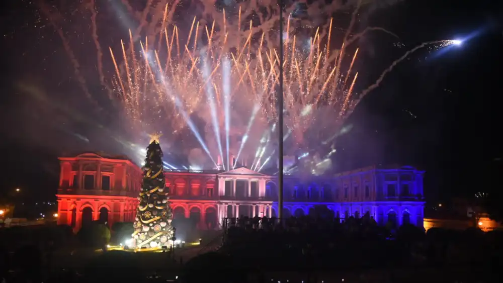 Con emotivo concierto y fuegos artificiales encendieron el árbol navideño en el Palacio de López
