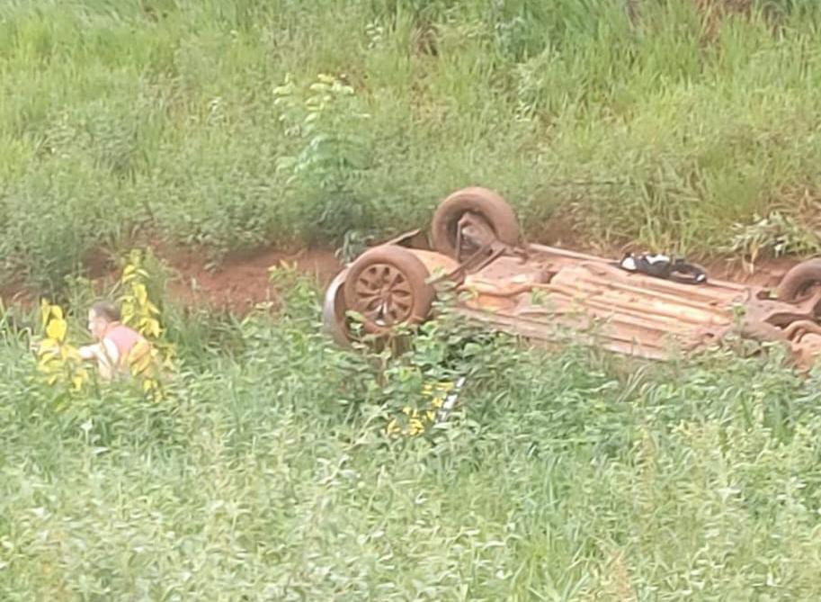 Cerro Corá: Automóvil con dos ocupantes vuelca al costado de la ruta PY05 Cerro Corá: Automóvil con dos ocupantes vuelca al costado de la ruta PY05